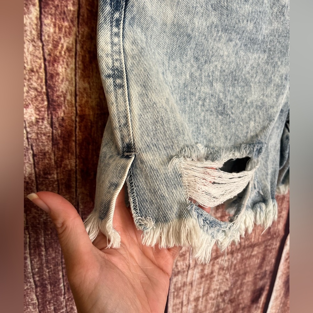 Vanilla Star | NWOT Women’s High Rise Acid Wash Distressed Jean Shorts - Picture 4 of 10